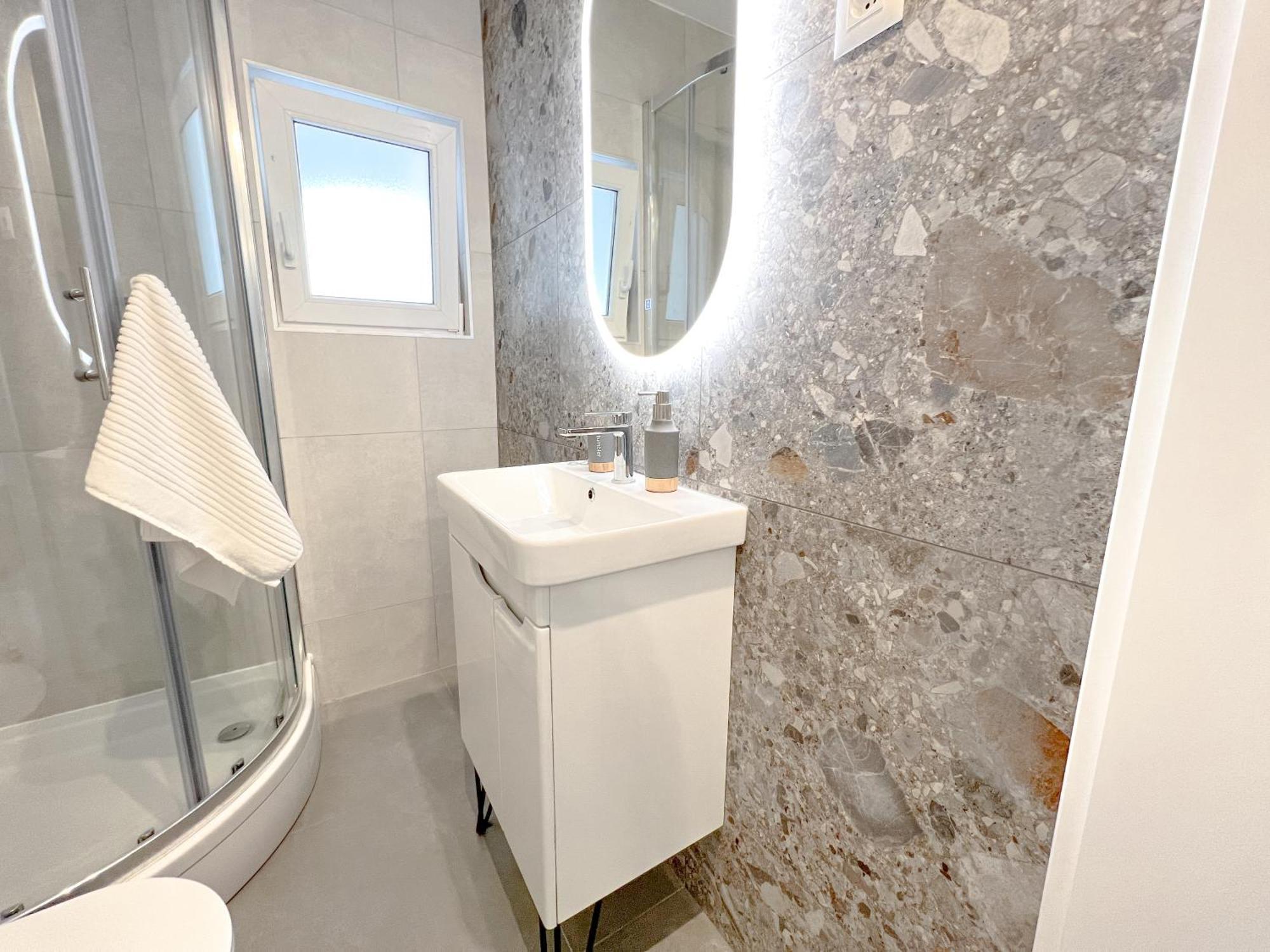 Apartments Larus Baska Voda Bilik gambar