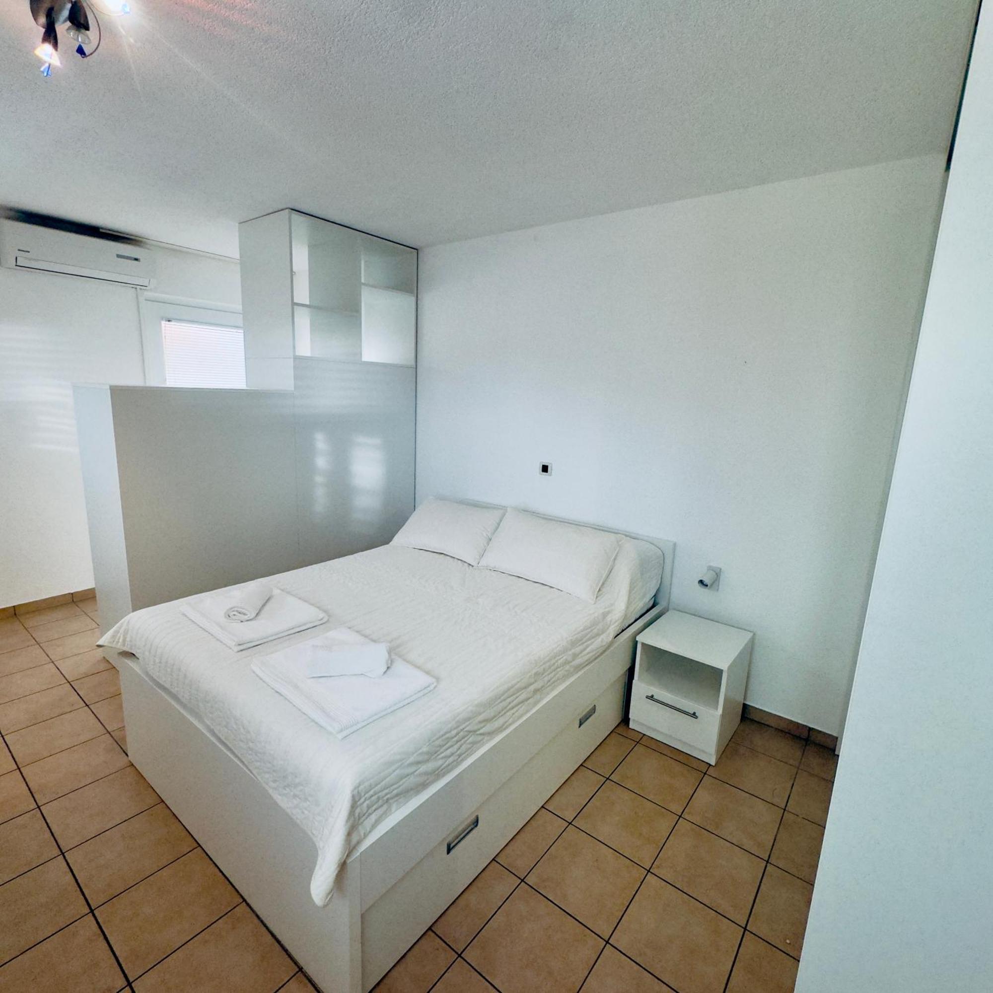 Apartments Larus Baska Voda Bilik gambar